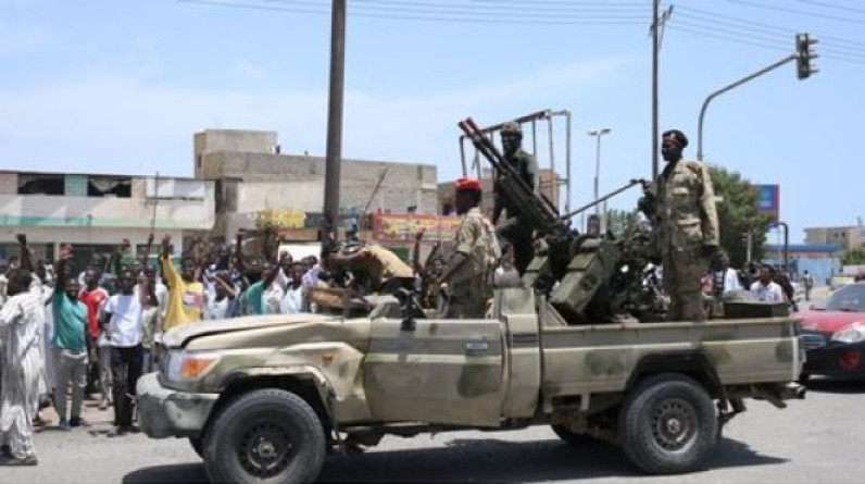 السلطات السودانية تلاحق قادة في عهد البشير بعد فرارهم من السجن